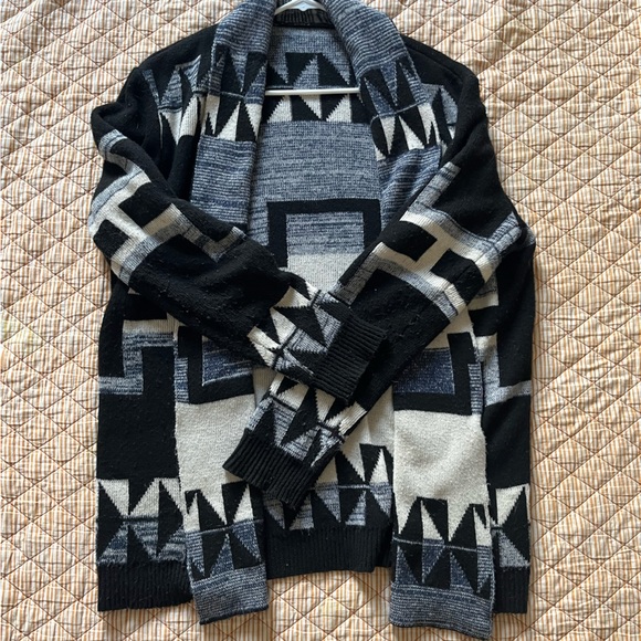 VINTAGE Cardigan sweater in a southwestern bohemian pattern. - Picture 2 of 4